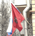 кроншейн на здании с флагами